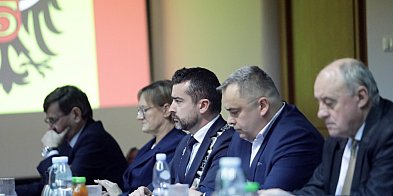 Budżet powiatu przyjęty! Sporo kasy na inwestycje, co z zadłużeniem?-178647