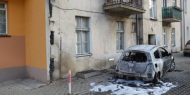 Trwa szukanie przyczyn. Renault spłonął doszczętnie na podwórku w Głogowie-178635