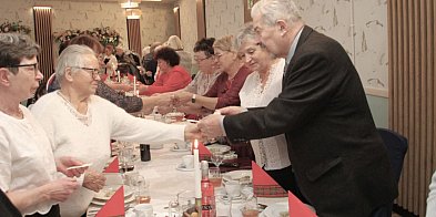 Tu już święta, więc dzielono się opłatkiem-178857