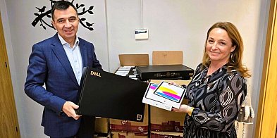 Prezent przed świętami. Setki laptopów dla głogowskich szkół-178963