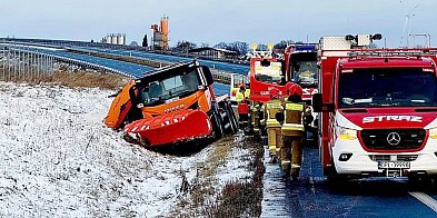 Pług w rowie. Miał odśnieżać pod Głogowem-179371