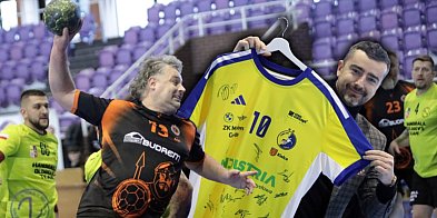 Emocje na parkiecie. Starosta wylicytował koszulkę, dziś wszyscy pomagają-179641