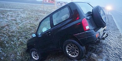 Auto w rowie przy wjeździe do Głogowa. Mgła i ślisko [FOTO]