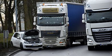 Stłuczka na dużym rondzie w Głogowie. Są utrudnienia