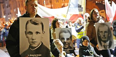 Maszerowali przez Głogów ku pamięci Wyklętych. Od Klemensa do Alei Pamięci [FOTO]