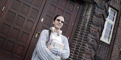 Młodzież siedzi w ekranach. Hania: A ja piszę i śpiewam o naszym pokoleniu