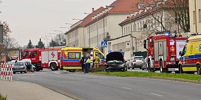 Poważna kolizja na Wojska Polskiego w Głogowie. Renault kontra BMW [FOTO]