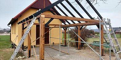 Nowa wiata przy kaplicy w Kluczach