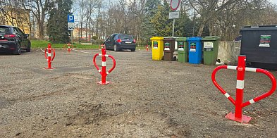 Znak nie wystarczył, postawili blokady. Artyści nie mieli gdzie parkować