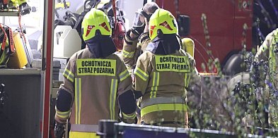 Budynek w ogniu w Serbach. Strażacy szukali trzech mężczyzn