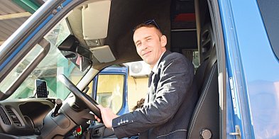 [WIDEO] Showman za kierownicą autobusu. Kierowca z Głogowa robi furorę w sieci