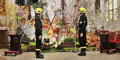 Strażacy czuwają przy grobie. Zmiana po zmianie