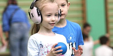 [FOTO, WIDEO] Błękitne Igrzyska w Głogowie. Sport bez barier w SP 12