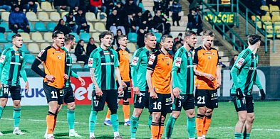 Trudny teren, trudny rywal. Chrobry przegrywa po stałym fragmencie