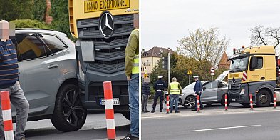 Chaos przed mostem w Głogowie! Volvo starło się z ciężarówką