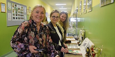 [FOTO] Wracają po latach do swoich ławek. SP 10 obchodzi wzruszające 45-lecie