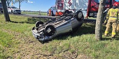 Groźny wypadek pod Głogowem. Auto dachowało