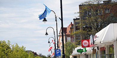 140 biało-czerwonych i 50 unijnych. Flagi na ulicach w Głogowie