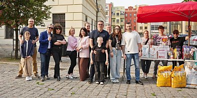 Z karmą na głogowski rynek. Pomagają w hołdzie dla Łukasza Litewki [FOTO]