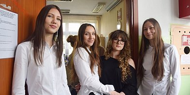 [FOTO] Angielski na luzie w SP 11 w Głogowie. Dostali lizaki na szczęście