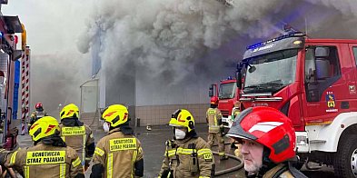 Strażacy z Głogowa ratują zakład. Ogromny pożar i kłęby dymu