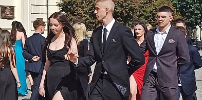 Piękny polonez na głogowskim rynku. To młodzież z SP 2 [FOTO]