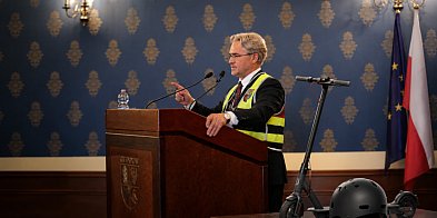 [WIDEO] Majewski grzmi o hulajnogach. Chce chronić dzieci przed tragedią