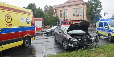Zderzyli się na ruchliwym skrzyżowaniu w Głogowie. Dwa auta całkiem rozbite