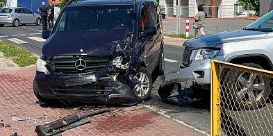 [FOTO] Kierowca Jeepa próbował zawrócić i doszło do zderzenia