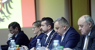 Budżet powiatu przyjęty! Sporo kasy na inwestycje, co z zadłużeniem?-178647