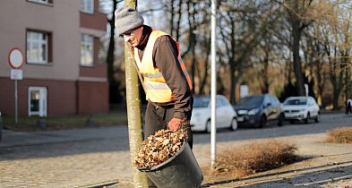 [FOTO] Ruszyło wiosenne sprzątanie w Głogowie. Al. Wolności już lśni