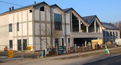 Hotele rosną po zimie. Wiosna przyspiesza budowę nad jeziorem