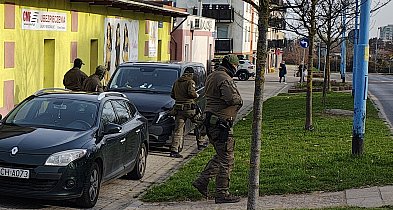 Nalot służb w Głogowie! Zamaskowani funkcjonariusze wkroczyli do salonu gier