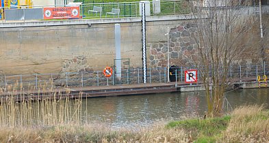 Pomost na marinie do rozbiórki. Nie ma sensu wymieniać deski po desce