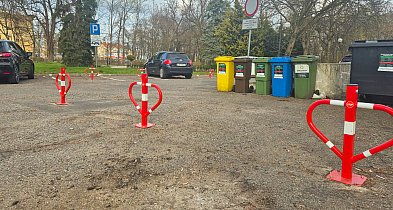 Znak nie wystarczył, postawili blokady. Artyści nie mieli gdzie parkować