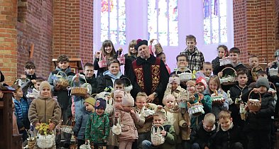 [FOTO, WIDEO] Święconka w kolegiacie w Głogowie. Proboszcz rozbawił najmłodszych