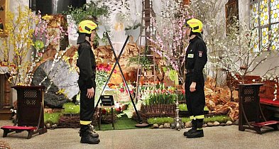 Strażacy czuwają przy grobie. Zmiana po zmianie