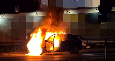 Auto stanęło w ogniu. Akcja strażaków w Głogowie