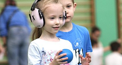 [FOTO, WIDEO] Błękitne Igrzyska w Głogowie. Sport bez barier w SP 12