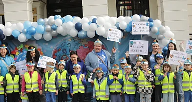 [FOTO] Dzieci poprowadziły niebieski marsz przez Głogów: Widzę, słyszę i akceptuję