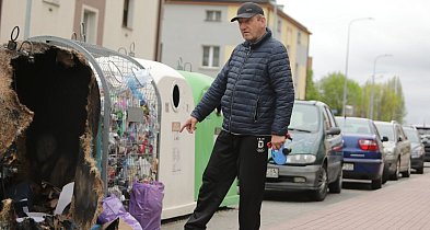 Płonął kontener na osiedlu w Głogowie. Ogień dosięgnął auta