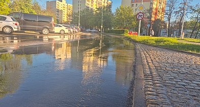 Awaria wodociągu, woda leje się po ulicy