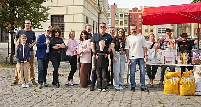 Z karmą na głogowski rynek. Pomagają w hołdzie dla Łukasza Litewki [FOTO]