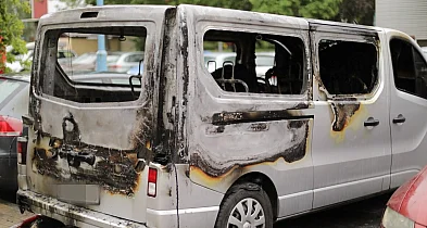 [FOTO] Pożar na parkingu w Głogowie. Bus spłonął niemal doszczętnie