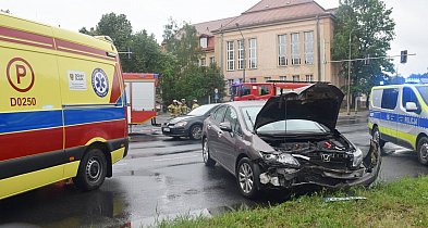 Zderzyli się na ruchliwym skrzyżowaniu w Głogowie. Dwa auta całkiem rozbite