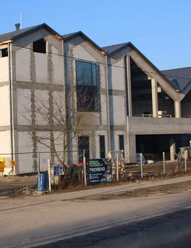 Hotele rosną po zimie. Wiosna przyspiesza budowę nad jeziorem