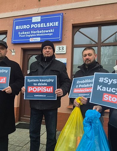 [WIDEO] Awantura o butelki pod biurem posła! „Segregacja dla meneli”