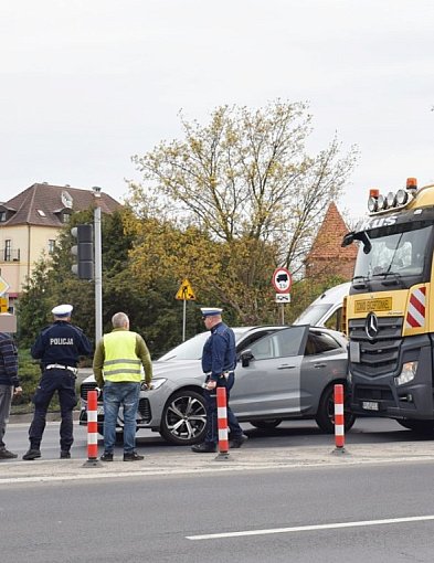 Chaos przed mostem w Głogowie! Volvo starło się z ciężarówką