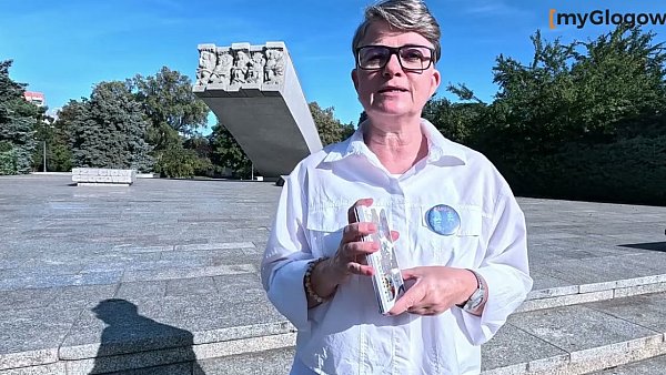 Piękne rysunki dzieci na miejskich widokówkach