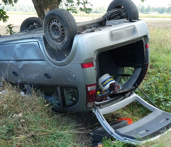 Dachowanie na trasie Głogów - Sława. Poszkodowane kobieta i dziecko [FOTO]-173270